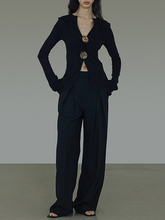 A button-designed knitted top for women of the opposite sex